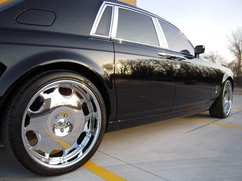 Reflection of Z-5 Zaino'd 2007 Rolls Royce Phantom w/ 24" Wheels